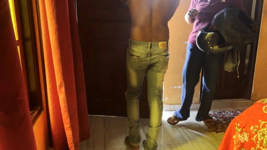 Büyük doğal memeli orta yaşlı seksi kadını odama davet ettim ve benimle seks yaptım