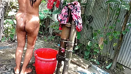 Köy üvey kız kardeşimi dışarıda banyo yaparken siktim.