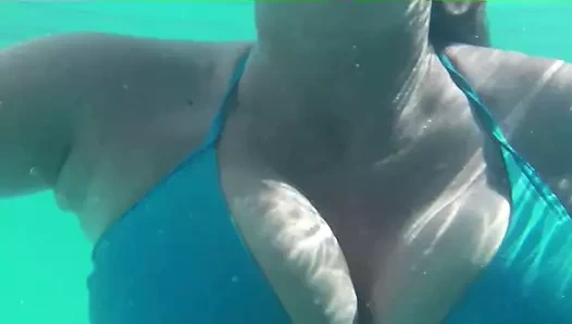 Highandhorny22 göğüsleri halka açık bir havuzda!