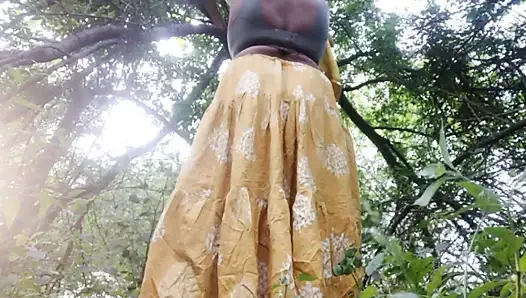 Yalnız baldız ormanda büyük göğüsleri ve amcığıyla Jake'in seks arzusunu yerine getiriyor