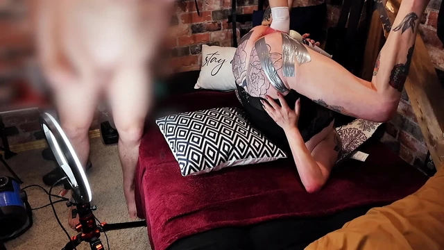 oyuncağı evli kadın yoğun pozisyonda yumruklanıyor