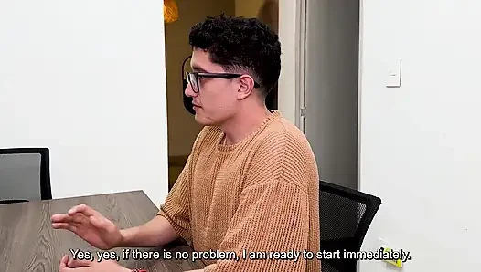 Latina patronu ofiste genç nerd çalışanıyla sikiyor, mükemmel bir vajinası var!