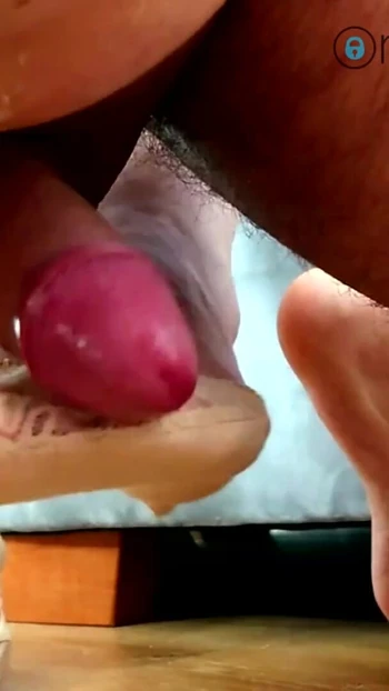 Незабываемый момент из "Госпожа Redix - 100 из моих лучших моментов пытки яиц! Часть II (21-35)"