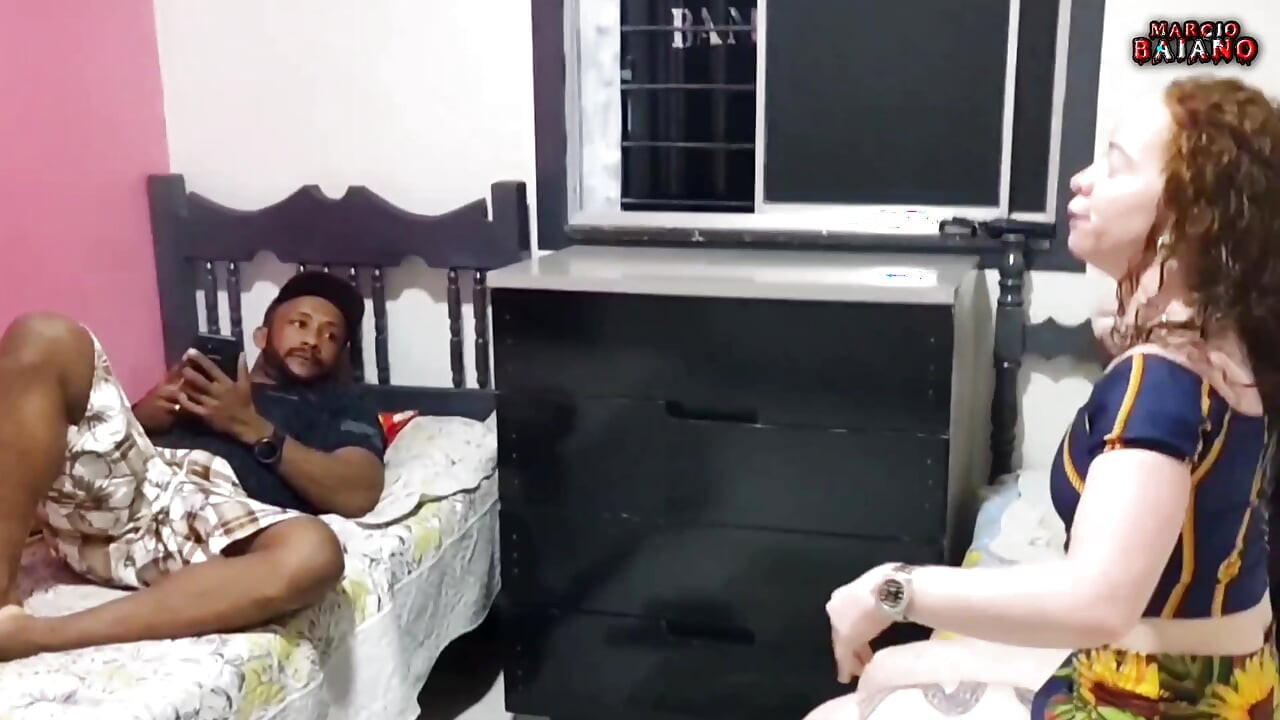 Genç kız ilk kez adamın içine boşalmasına izin veriyor ve götüyle yarak üzerinde oturuyor