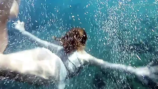 Su altında zarafetle çıplak yüzmek