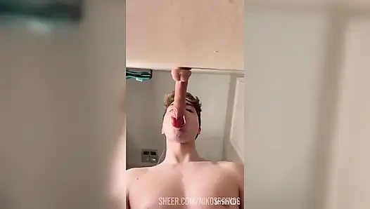 Yarağa aç ibne dev dildo üzerinde salya akıtıyor!