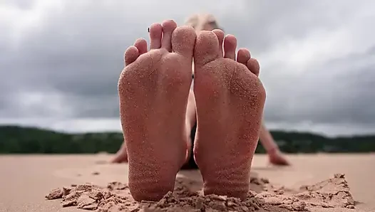 Halka açık plajda ayaklarıma tap ve boşalma iznimi al