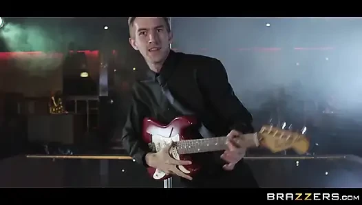 Brazzers - Danny film çekmeye çalışıyor ama sonunda en iyi yaptığı şeyi yapıyor, Viola Bailey'i sikiyor