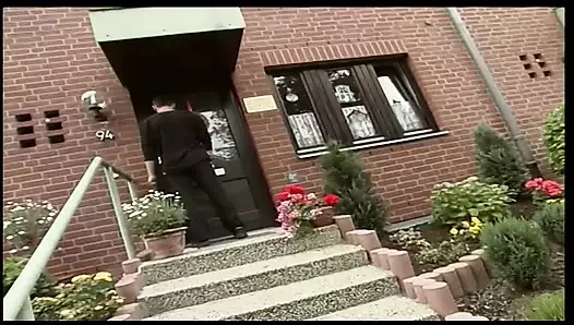 Genç çift amcığının ağzındaki yarağı seviyor