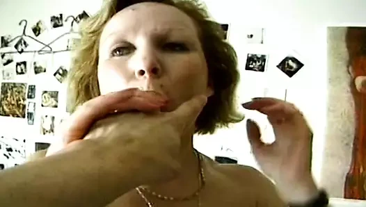 Edepsiz Fransız bayan sert sikişiyor