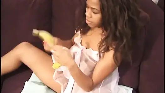 Kıllı klasik siyah amcık muz ağzına amına sokuyor