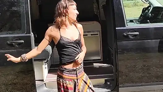 Sokakta minibüsümün yanında mastürbasyon yapıyor