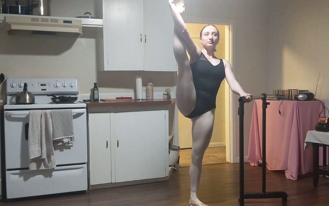 Lady Cherry leotard ve çıplak dans balesi
