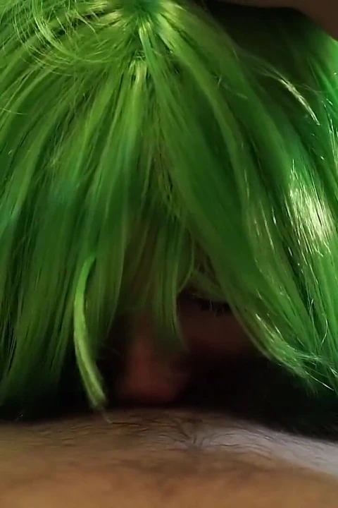 Doğal amcıklı yeşil saçlı kız yüzüne boşalıyor