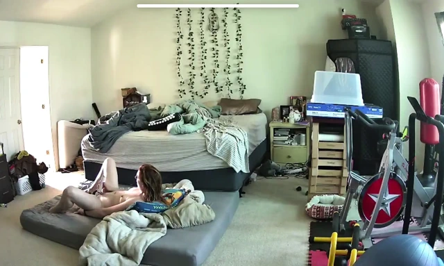 Ateşli orta yaşlı seksi kadın fışkırtırken yakalanıyor