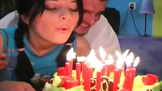 At kuyruklu esmer hatun orgazm olmak için parmaklanıyor