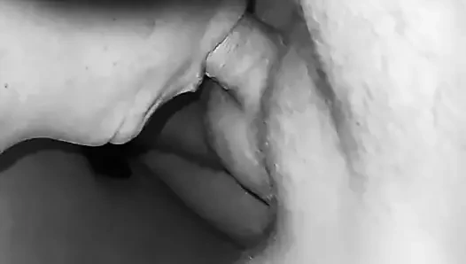 Yüzüne fışkırtıyor