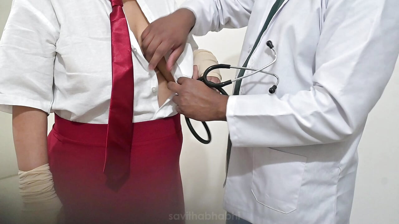 Hintli doktor üniversiteli kızla eğleniyor