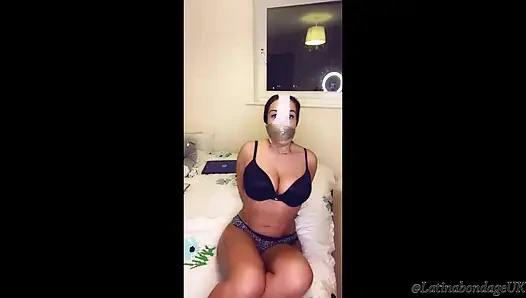 Latina amordazada con bragas y grabada con una mordaza!