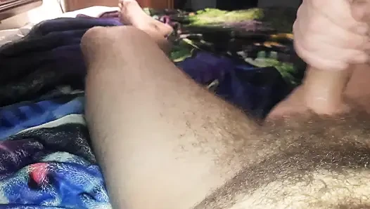 Seksi kızıl saçlı yarak gırtlağına kadar alıyor ve amcığını pompalıyor