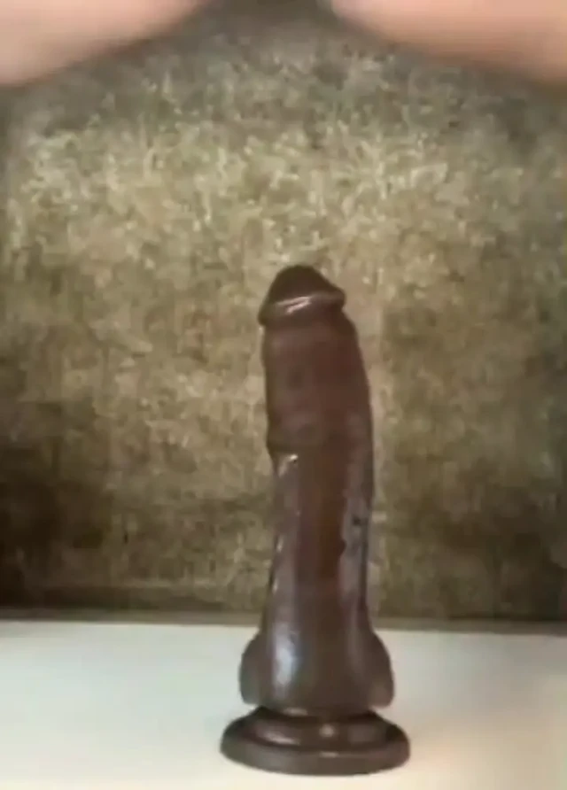 Анальная тренировка черной шлюшки