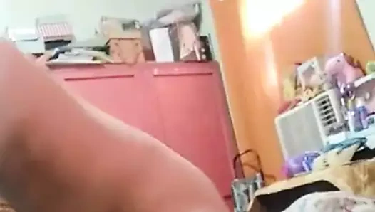 Filipinli bebek masturbates üzerinde ona yastık