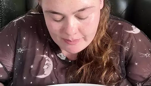 Büyük aç iri güzel kadın kahvaltıda kendini dolduruyor