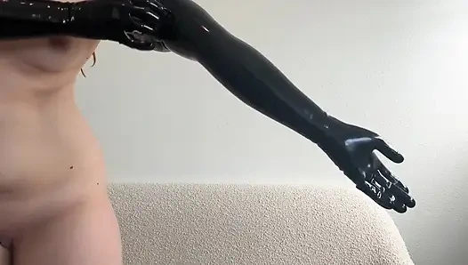 Ateşli domme kızıl saçlı lateks opera eldivenleri ve uyluk yüksek çizmelerle azdırıyor