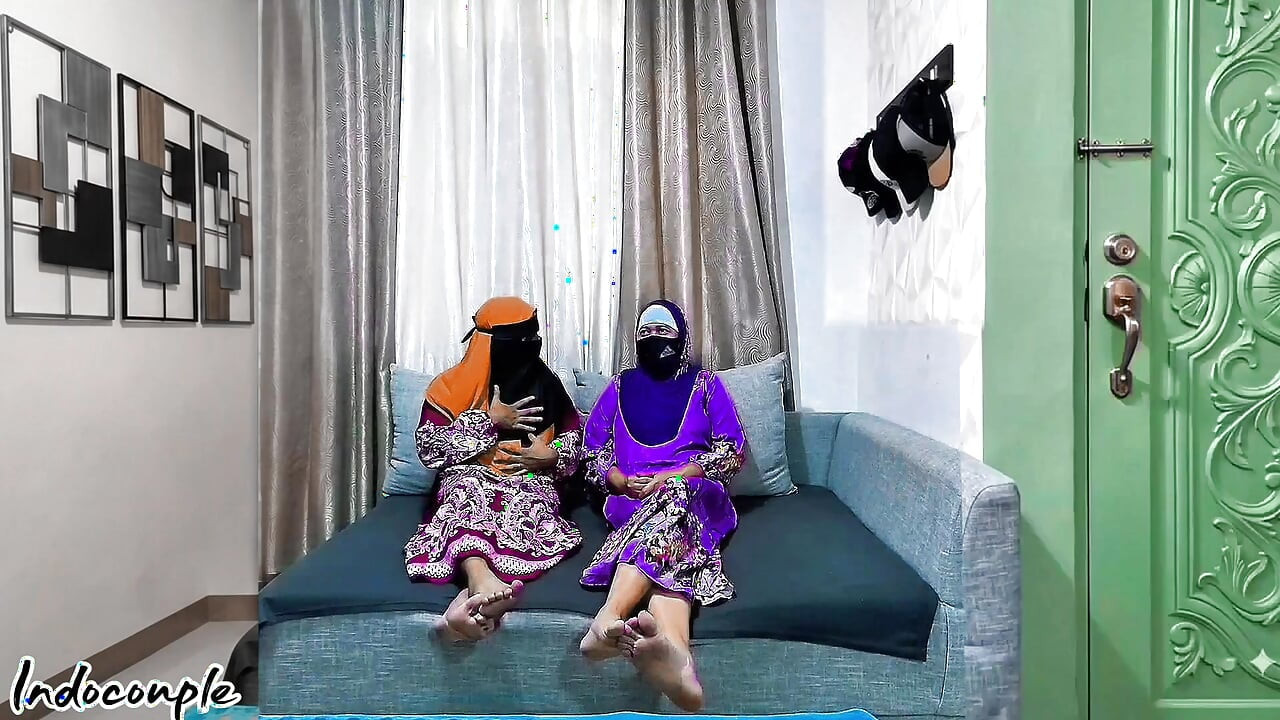 Başörtülü lezbiyen kız. Lezbiyen Müslüman kız. Rahibe Teresa. Endonezyalı Lezbiyen.