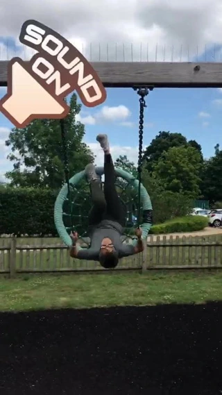 Bir salıncakta oturan Frankie köprüsü