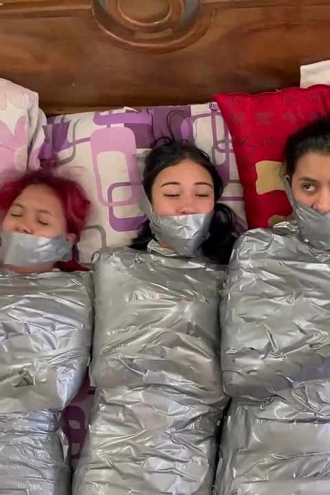 5 mumyalanmış kız boğuşuyor ve ağzı tıkalı!