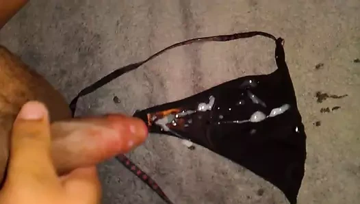 Yeğenler üzerinde boşalmak seksi siyah azgın tanga