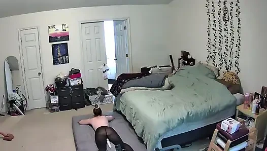 Orta yaşlı seksi kadın boşalana kadar sihirli değnekle sikişirken yakalandı