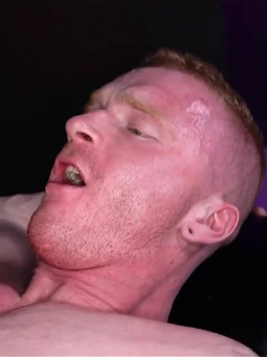 Reese Ravenous Red Room'a biniyor