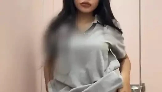 Emma Thai üniversitede yaramazlık yapıyor ve amıyla oynuyor