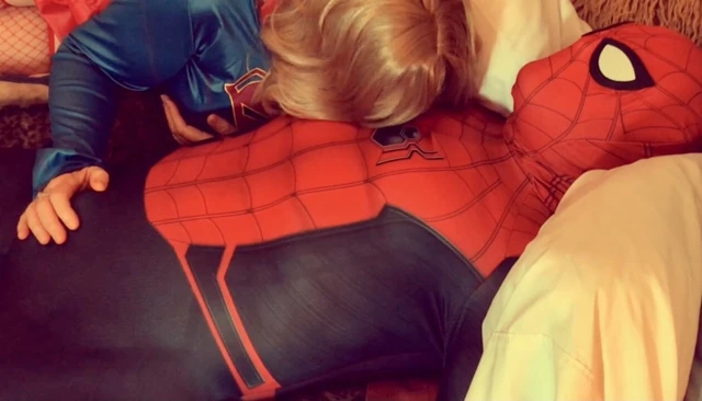 Supergirl örümcek adam sikikleri