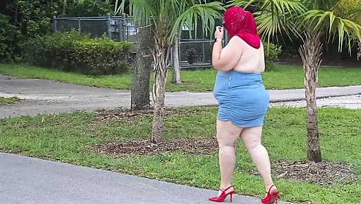 Mini elbiseli beyaz olgun büyük memeli orta yaşlı seksi kadın büyük sulu götünü gösteriyor ve amını teşhir ediyor - herkesin içinde işiyor - iri güzel kadın ssbbw göt