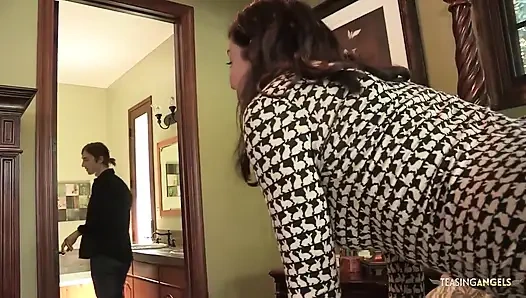 Banyoda şenlikli bir şekilde sikişmesi sapık sarışın hatun için bir dönüş