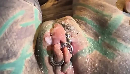 Gözlüklü ateşli solo dövmeli bebek kremsi amcık ve dildoyla oynuyor