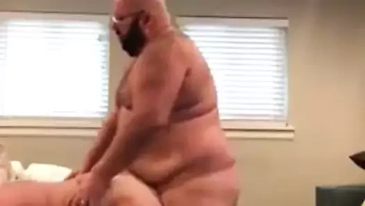 Büyük tombul ayı büyük götü sikiyor