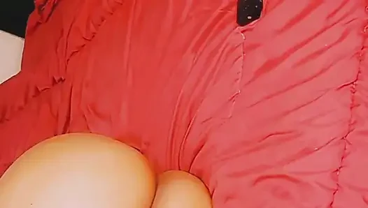 Büyük klitorisli seksi genç kız