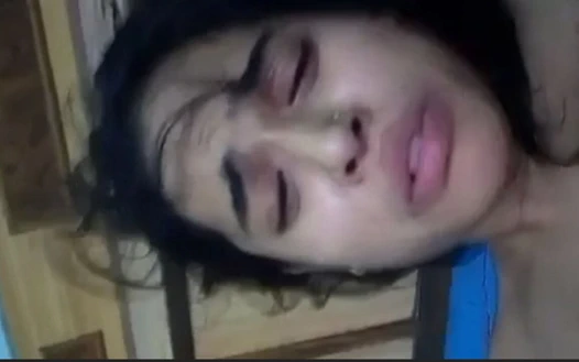 Seksi kız anal ve vajinal oyun için lolipop kullanırken şanslı adam izliyor