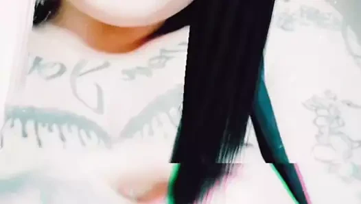 Göğüslerim ve meme uçlarım ile oynuyorum