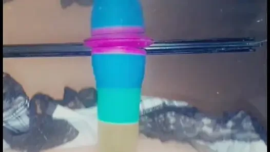 Sevimli kadın büyük dildoyla eğleniyor