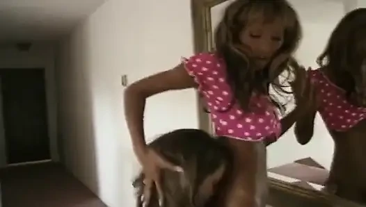 Bu harika Asyalı kıza iş başında tapacaksın