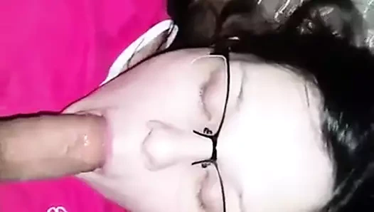 Rus kız içinde gözlük emmek horoz ve yüz