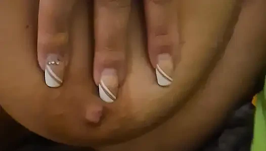 O kendini okşarken meme ucumla oynuyorum