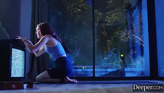 Derin. Kötü kız Freya kelepçeli olmak için yalvarıyor