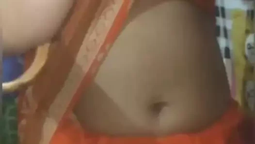 Hintli kadın ev sahibiyle sikişiyor ve arkadaşına canlı gösteriyor