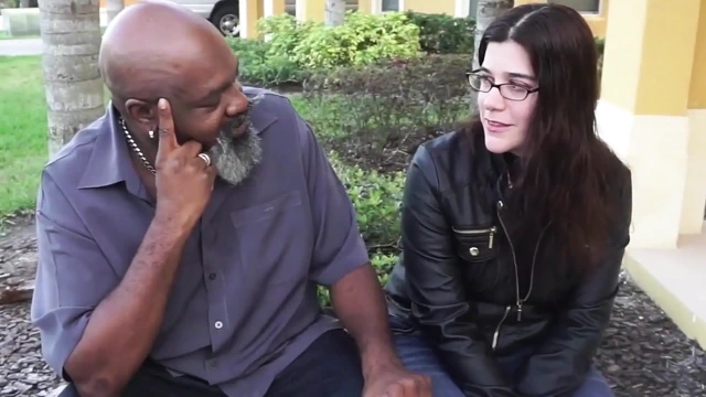 Edepsizce konuşan sürtük zenci yarağını ne kadar sevdiğini anlatıyor büyük zenci yarağını